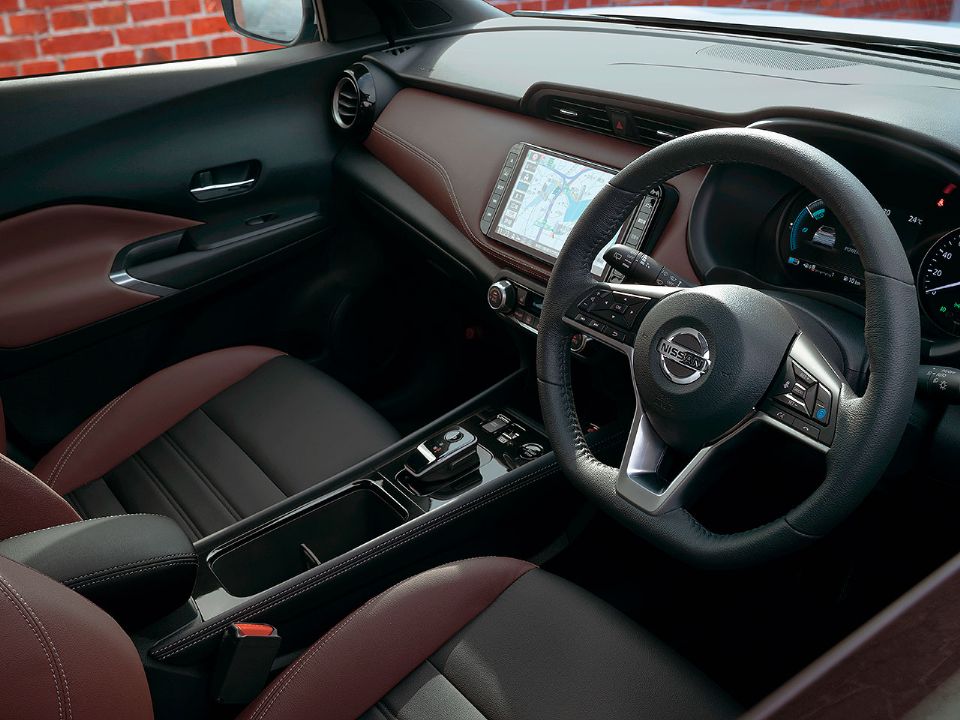 Além da evolução do conjunto propulsor híbrido, SUV passou a contar com novo seletor de marchas no Japão