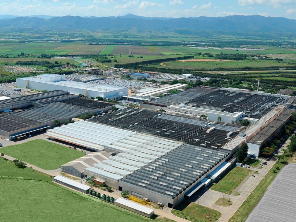 Vista aérea da fábrica da Volkswagen em Taubaté (SP)