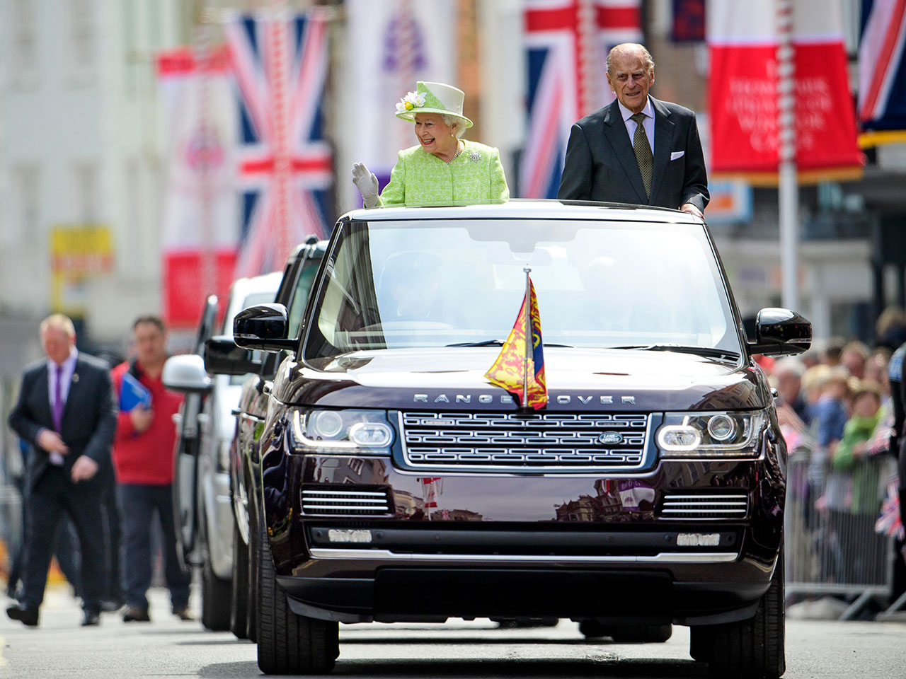 Rainha Elizabeth II em desfile ao lado do Prncipe Philip