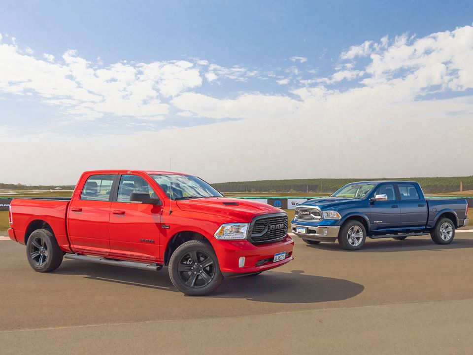 Ram Classic Laramie Night Edition (esq.) ao lado da opção Laramie de entrada
