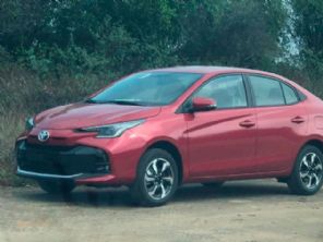 Reforma visual do Toyota Yaris é flagrada no exterior: quais são os planos por aqui?