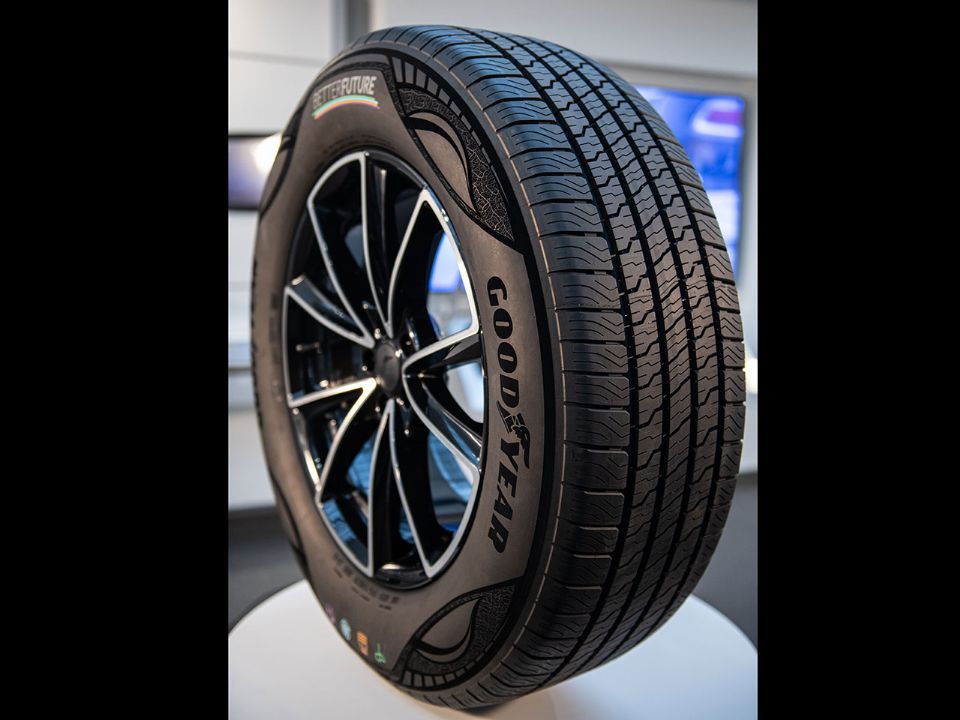 Acima o pneu com 90 de componentes sustentáveis revelado pela Goodyear