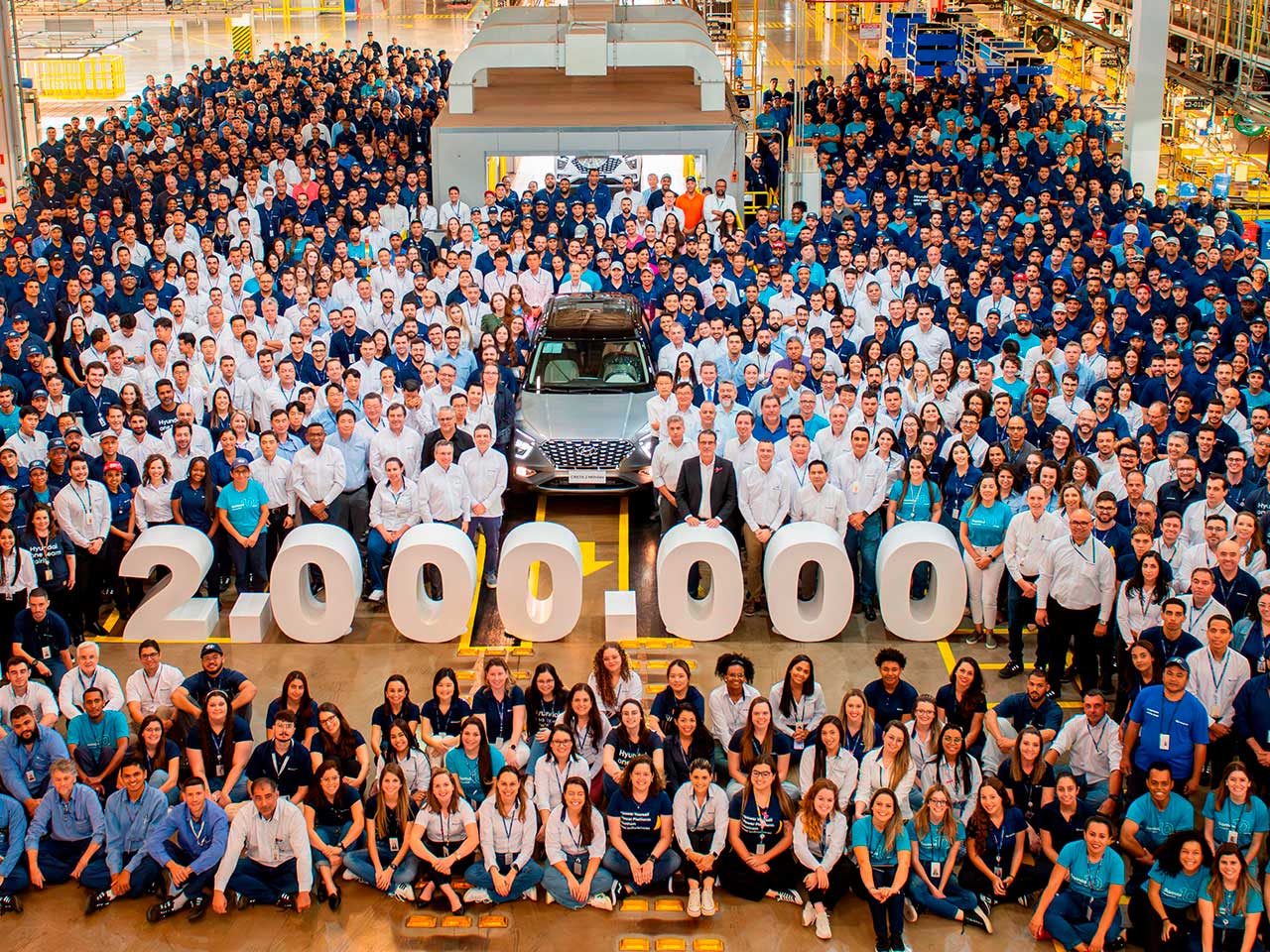 Trabalhadores da Hyundai comemoram a marca de 2 milhes de carros fabricados