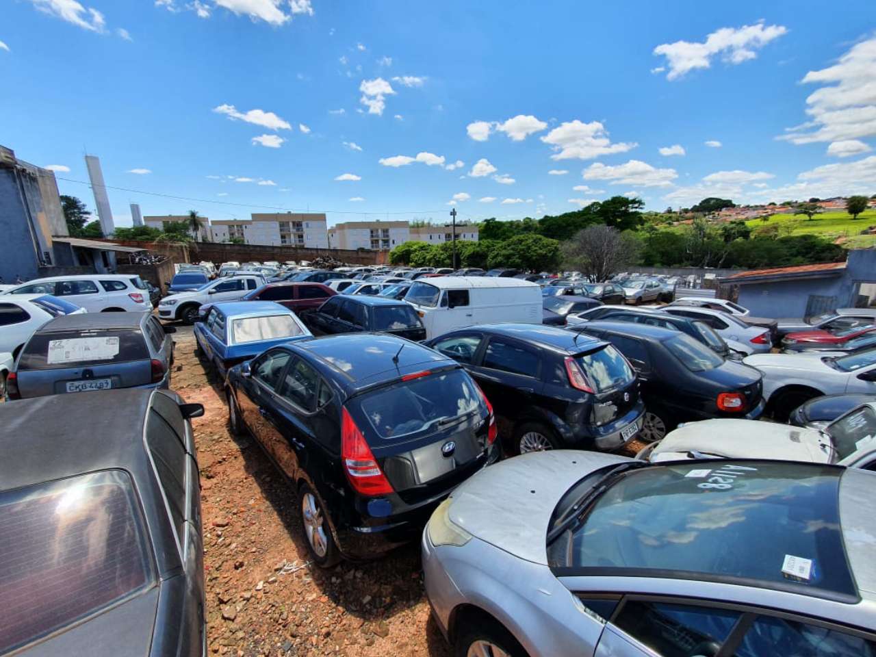 Carros de diversas marcas e modelos aguardam param serem leiloados em So Paulo