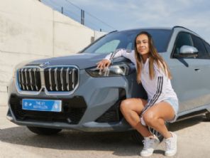 Jogadoras da equipe feminina do Real Madrid ganham novos BMW