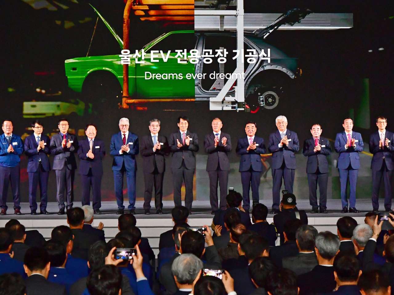 Executivos da Hyundai autoridades do governo coreano  e o designer Giugiaro (de cabelos brancos e gravata vermelha à esquerda )