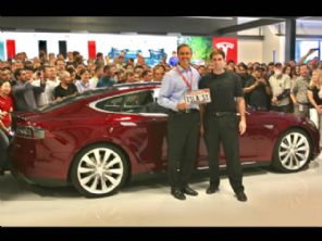 Primeiro Tesla Model S produzido  entregue a museu nos EUA