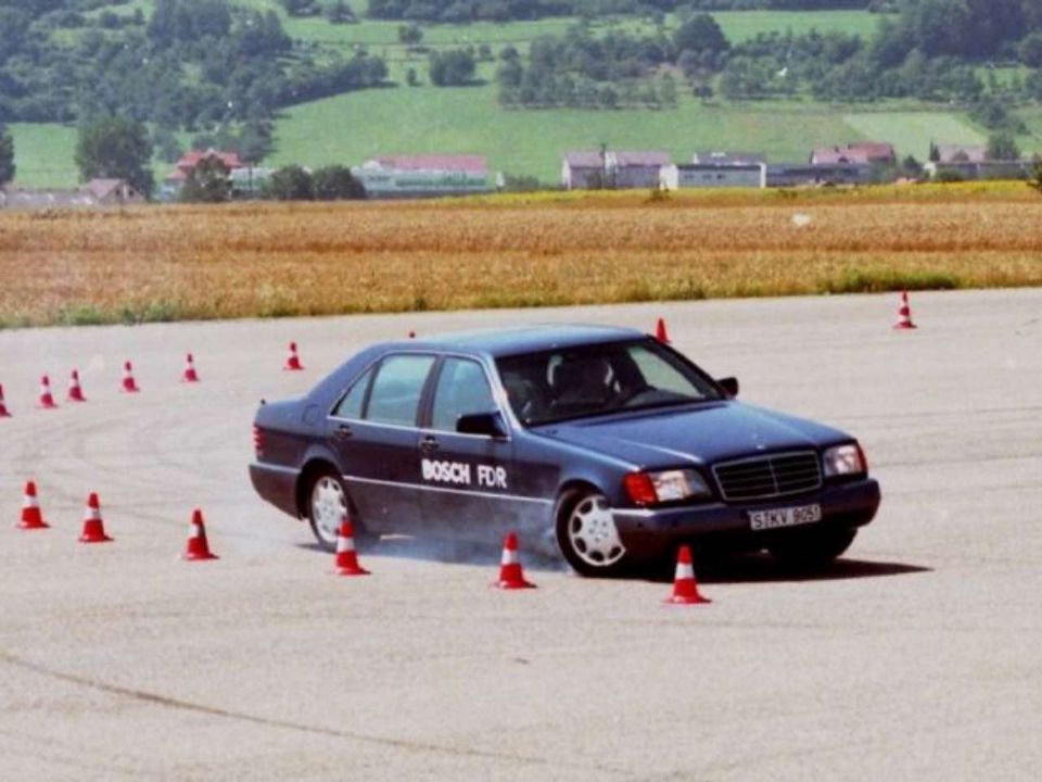 Mercedes-Benz Classe S de 1995 foi o primeiro carro em série a ser equipado com o ESP entre os itens de segurança