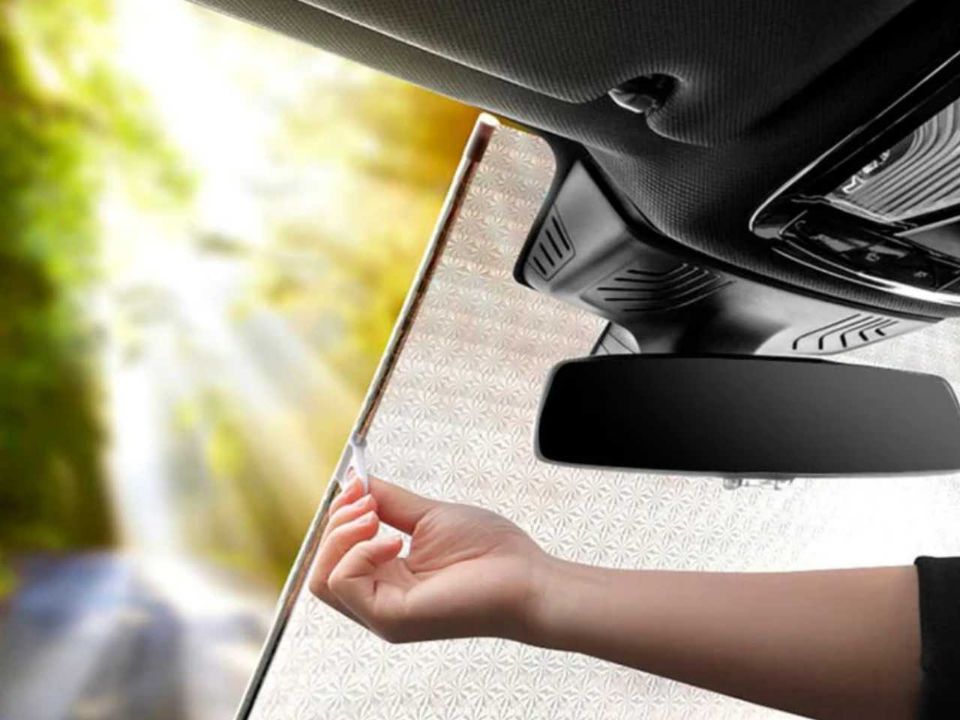 Para que os raios UV e o calor forte prejudiquem componentes do interior do carro, pode-se usar um protetor no  para-brisa