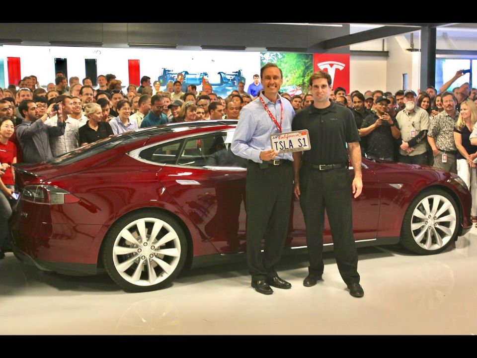 Tesla�Model S 2012 - �ngulo traseiro