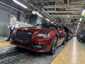 Chrysler produz última unidade do sedã  300C da história