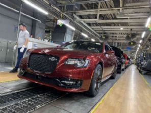 Chrysler produz �ltima unidade do sed�  300C da hist�ria
