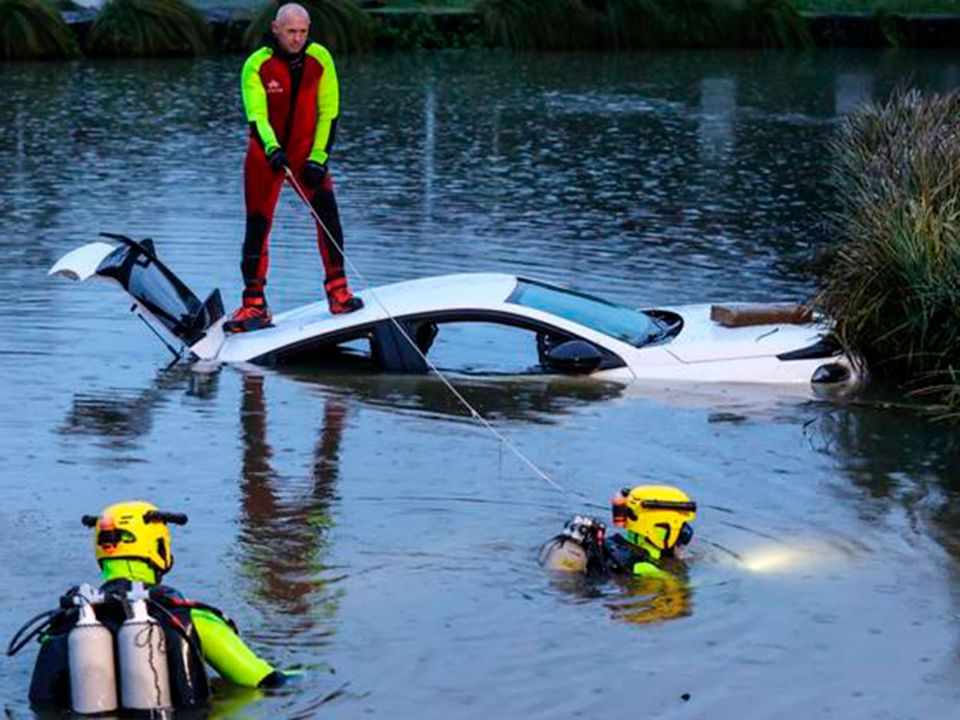 Protótipo do Lancia EV submerso após suposto roubo na França