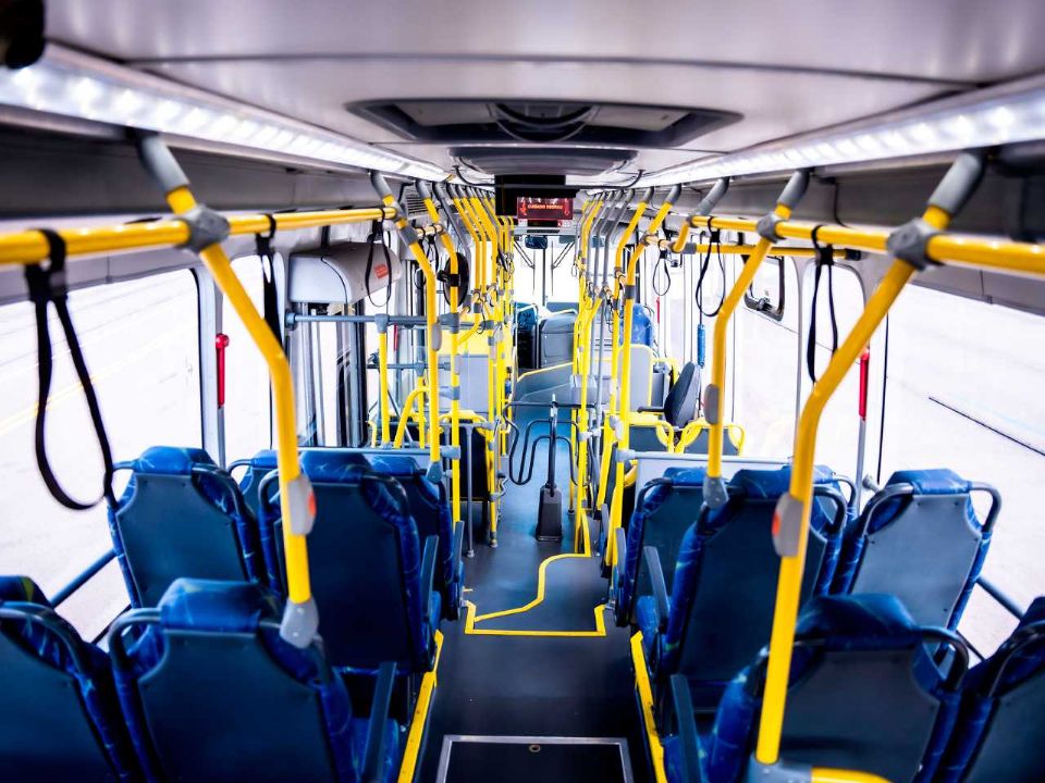 Interior do novo ônibus elétrico leva até 80 passageiros e conta com sistema de ar-condicionado