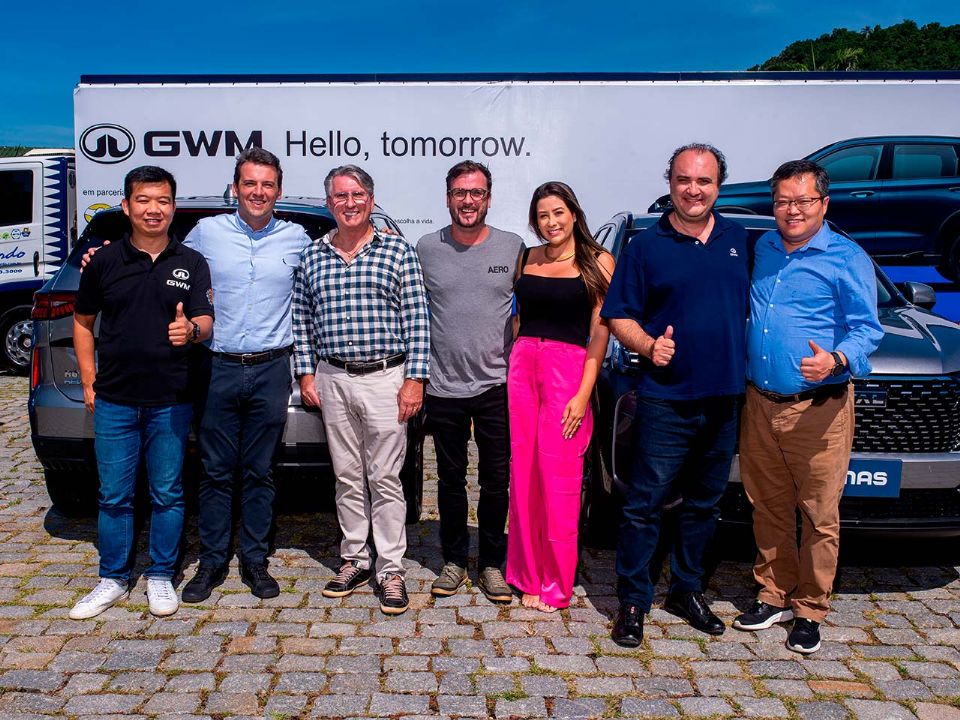 Executivos da GWM ao lado dos primeiros clientes da empresa no Brasil