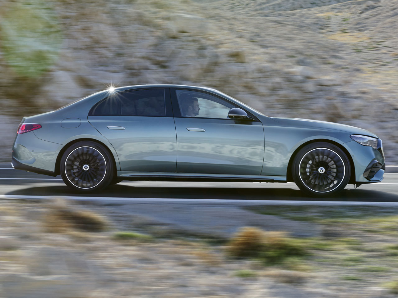 Mercedes-Benz�Classe E - Foto 6 de 23 - 1600 x 1200 pixels2024 - lateral
