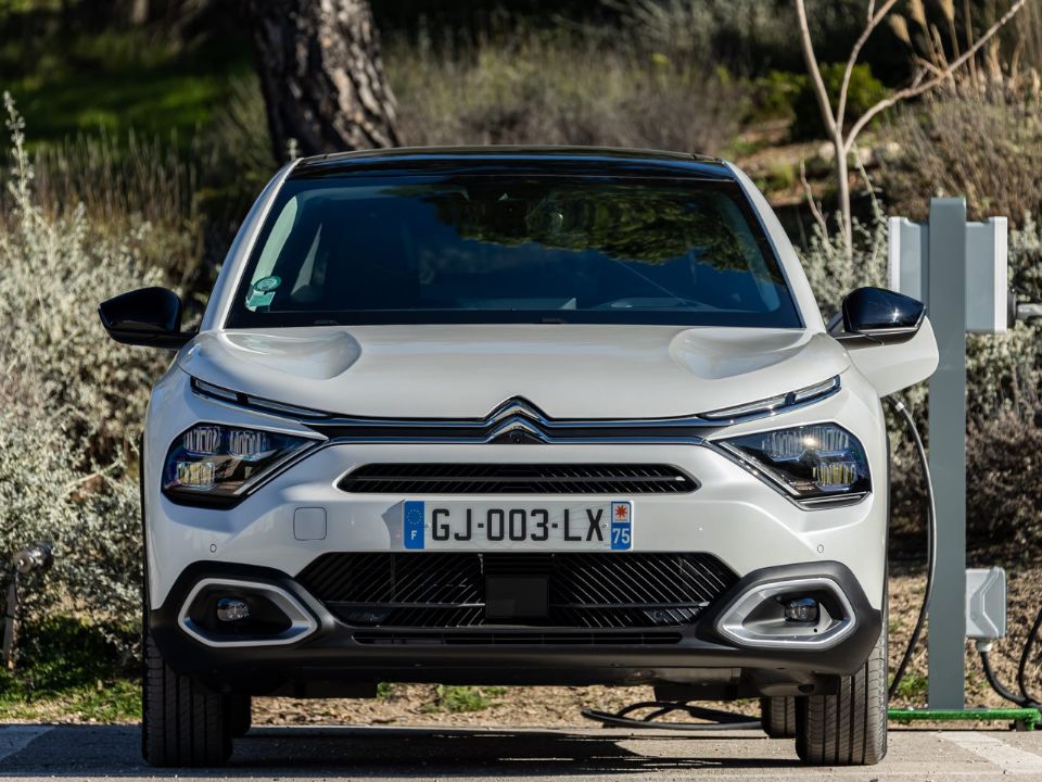 Citro�n��-C4 X 2024 - frente