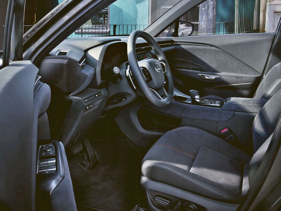 Lexus�LBX 2023 - bancos dianteiros