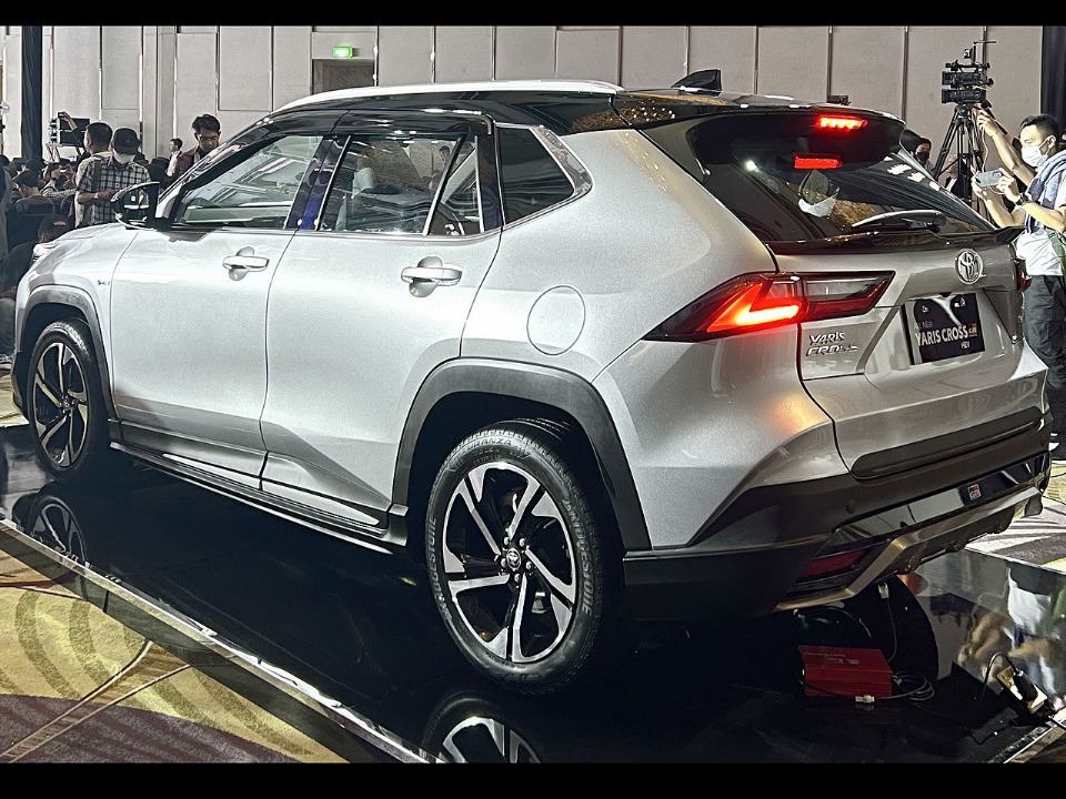 A traseira do Yaris Cross brasileiro lembra o RAV4