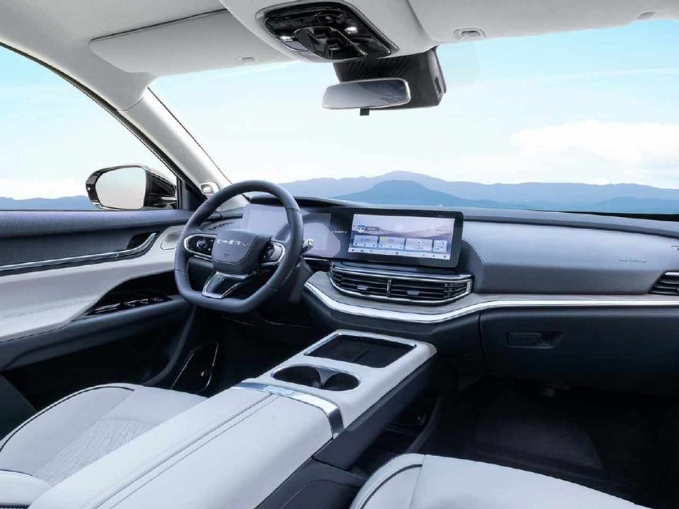 Interior vem com ampla tela de 24,6 polegadas dividida em duas partes, uma para instrumentos e outra para o multimídia