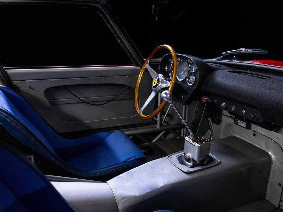 Interior é típico de um carro de corrida, com bancos do tipo concha e sem revestimento acústico