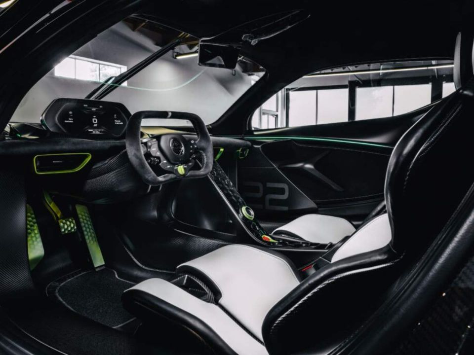 Interior lembra o de um carro de corrida, com bancos concha e volante oval com comando giratório