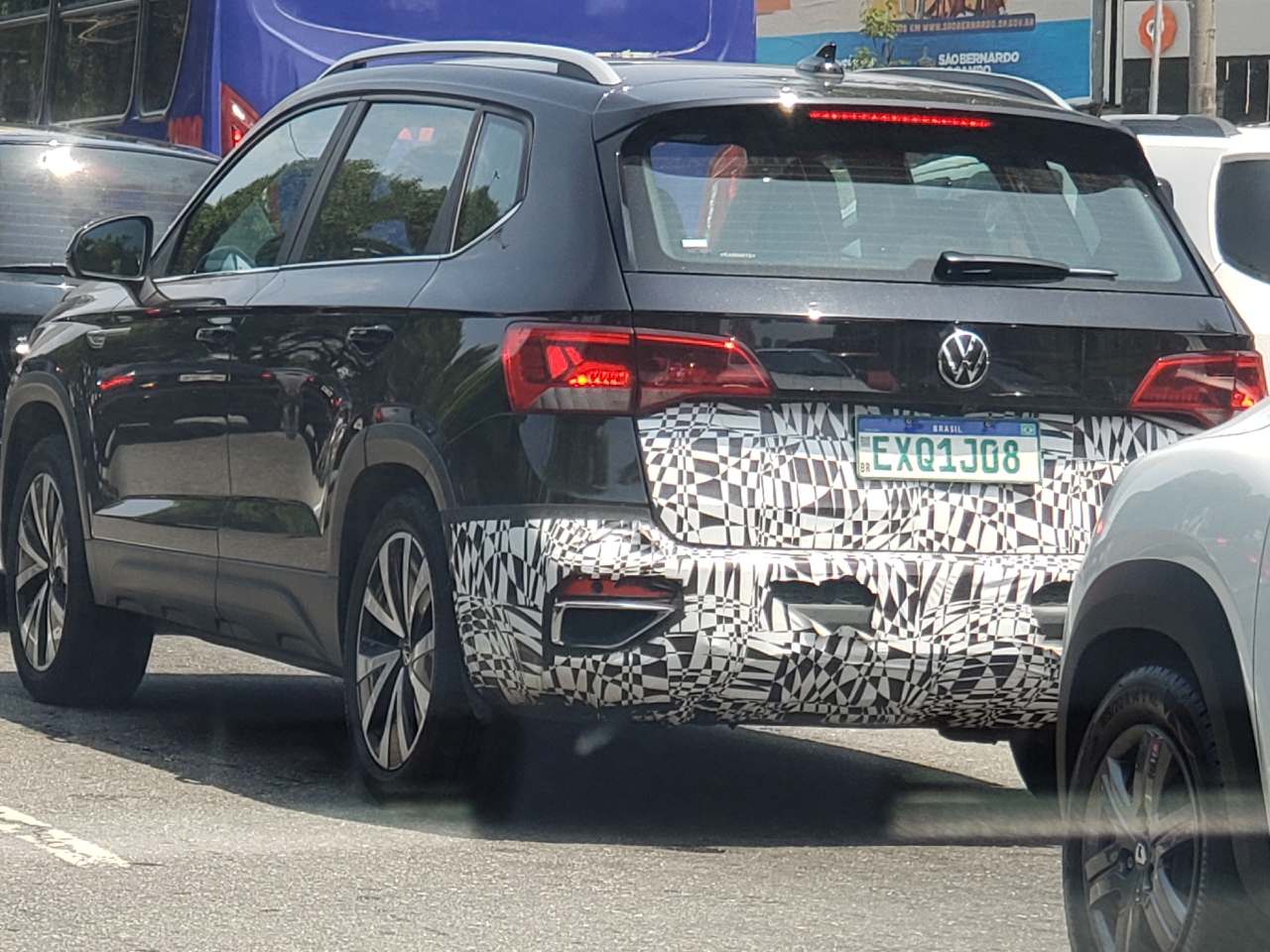 VW Taos 2024 é flagrado com pouca camuflagem rodando em São Bernardo do Campo (SP) antes do lançamento