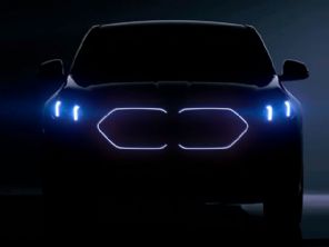 BMW come�a a mostrar a pr�xima gera��o do X2 com grade iluminada