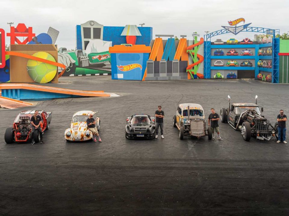 Da esquerda para direita,  Elvis Cristian e seu Chevrolet V12 ao lado dos seus rivais  do concurso Hot Wheels Legends