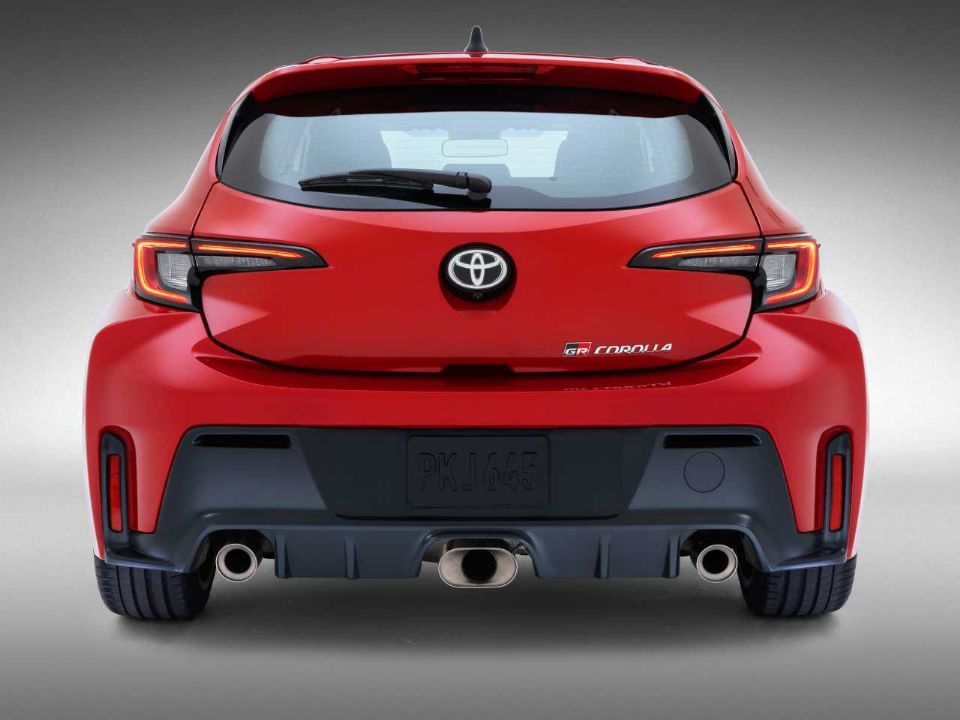 Toyota GR Corolla vem com três saídas de escapamento da traseira e difusores de ar no para-choque