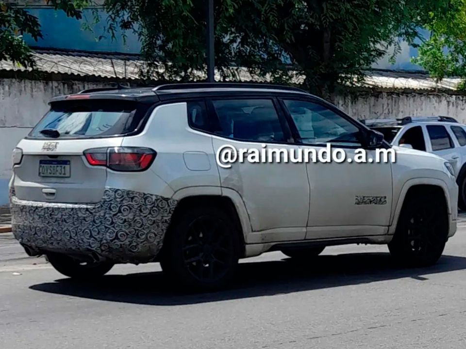 Jeep Compass com motor 2.0 turbo tem saída dupla de escape