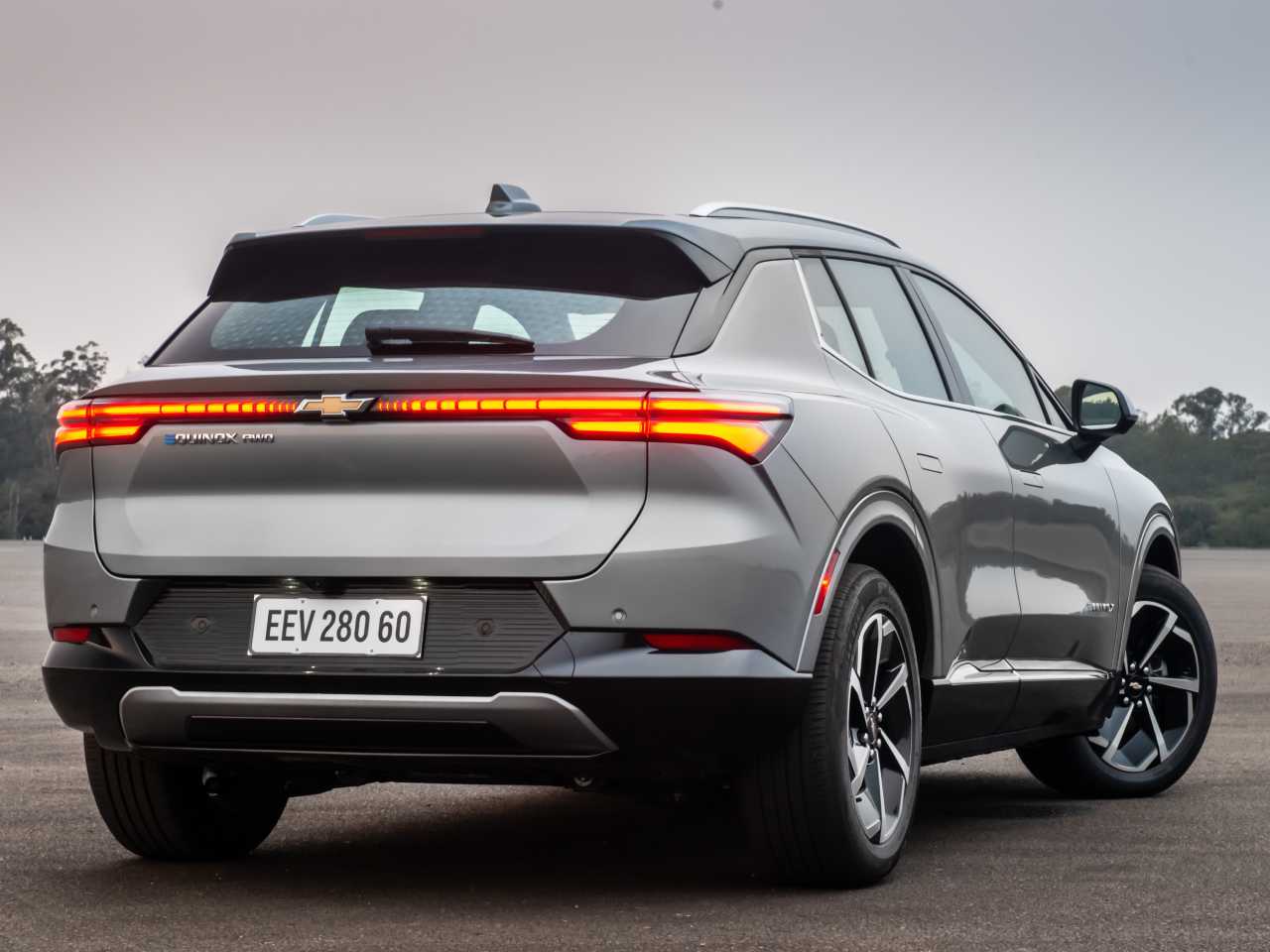 O Equinox EV oferece uma experiência de condução inteligente. O Equinox EV oferece uma experiência de condução inteligente.