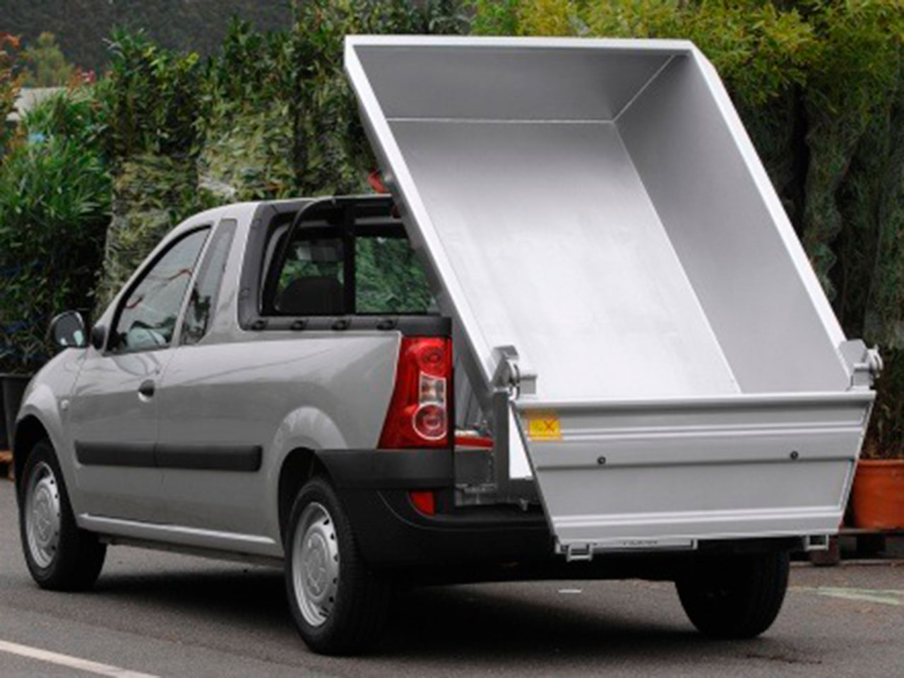 Dacia Logan PickUp com carroceria basculante Dacia Logan PickUp com carroceria basculante