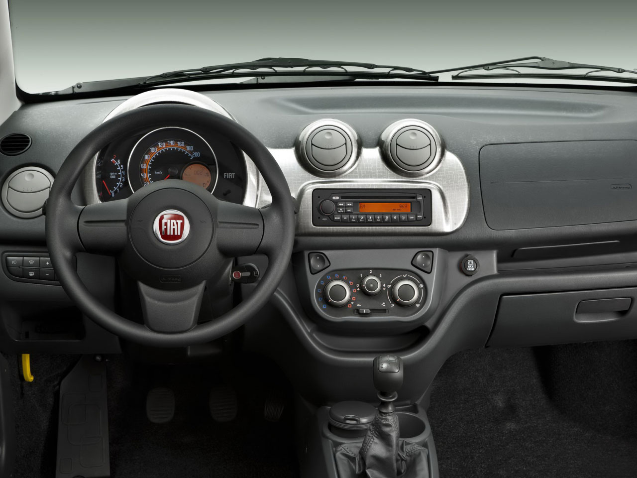 Fiat Uno Way tinha o mesmo interior das versões básicas, mas com cores diferentes Fiat Uno Way tinha o mesmo interior das versões básicas, mas com cores diferentes