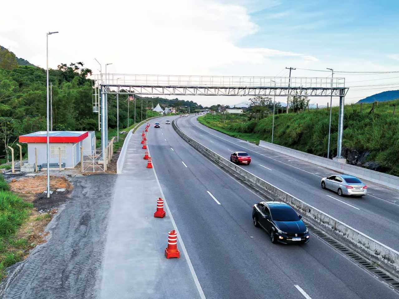 Quem usa tag tem desconto de 5. O desconto aumenta para quem usa o mesmo trecho da rodovia várias vezes no mês. Quem usa tag tem desconto de 5. O desconto aumenta para quem usa o mesmo trecho da rodovia várias vezes no mês.