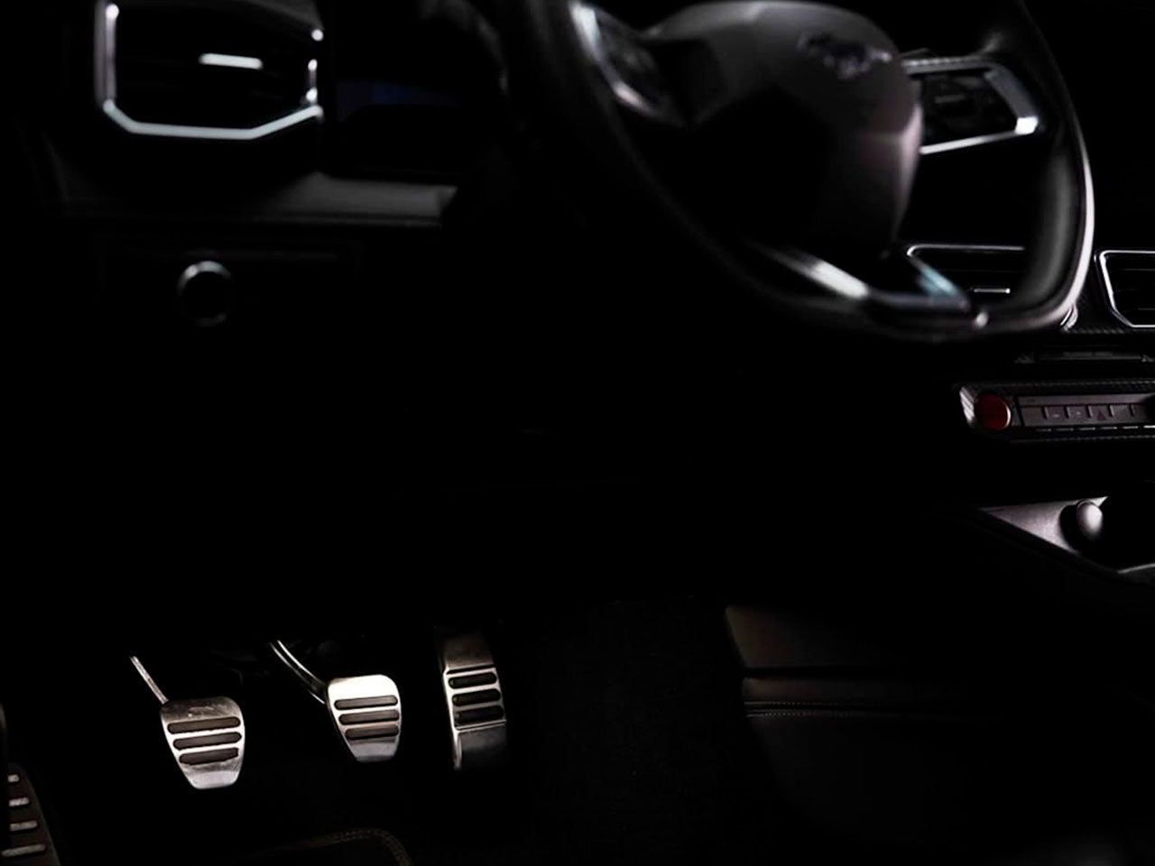 Ford Mustang com câmbio manual em teaser nas redes sociais