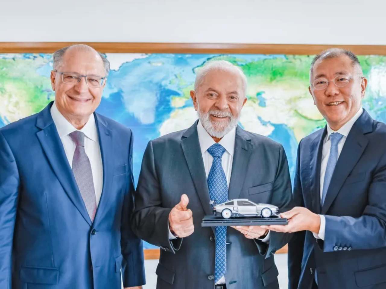 O presidente da Repblica, Luiz Incio Lula da Silva, ao lado presidente executivo da Hyundai Motor, Eui-Sun Chung