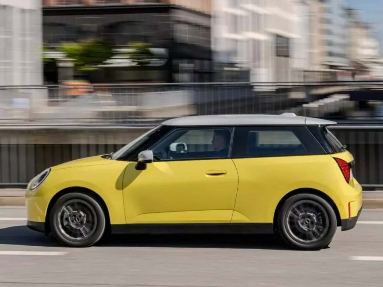 Mini�Hatch 3 portas 2024 - lateral