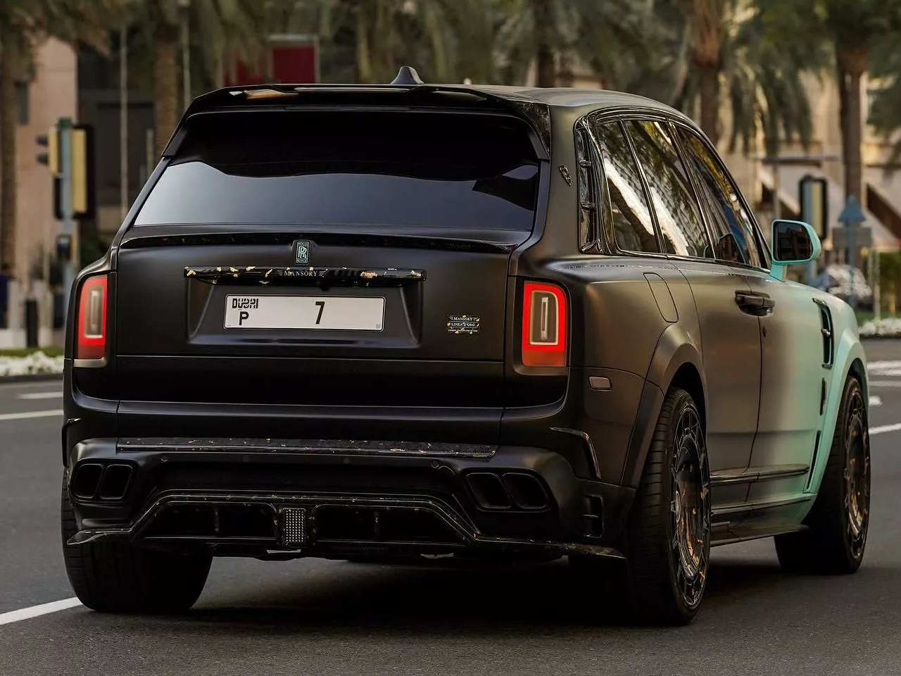 Rolls-Royce�Cullinan - Foto 3 de 22 - 1600 x 1200 pixels2023 - �ngulo traseiro
