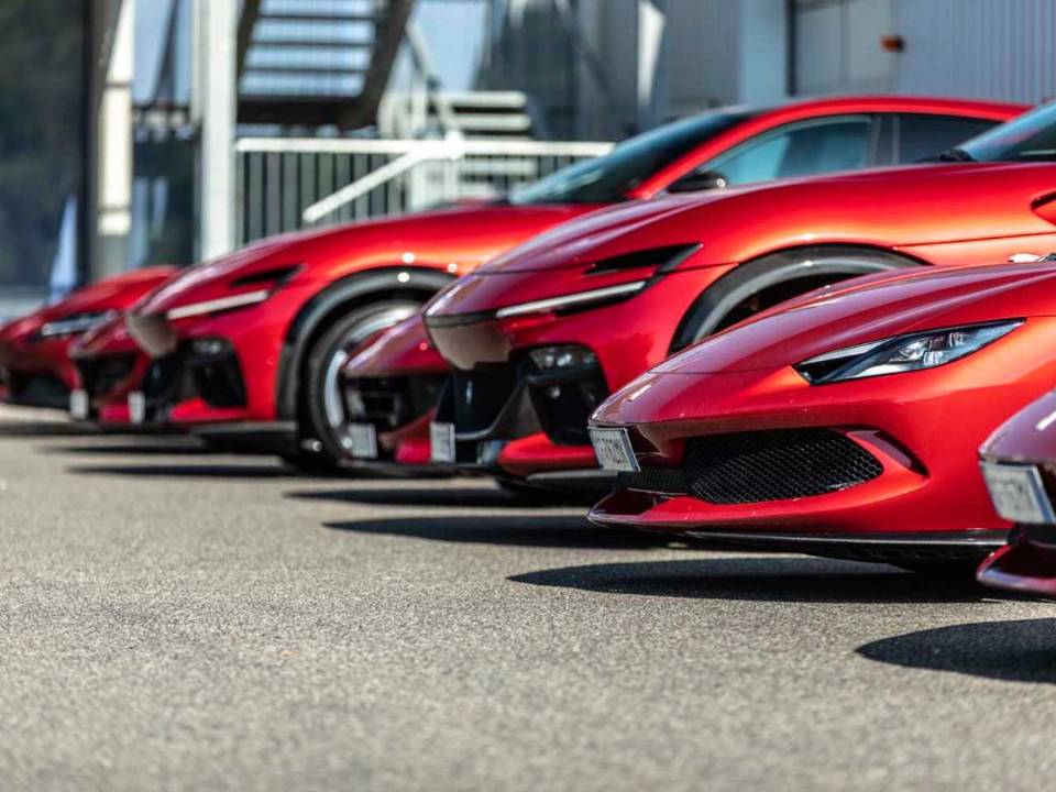 Modelos novos da Ferrari enfileirados, o que inclui o crossover esportivo Purosangue