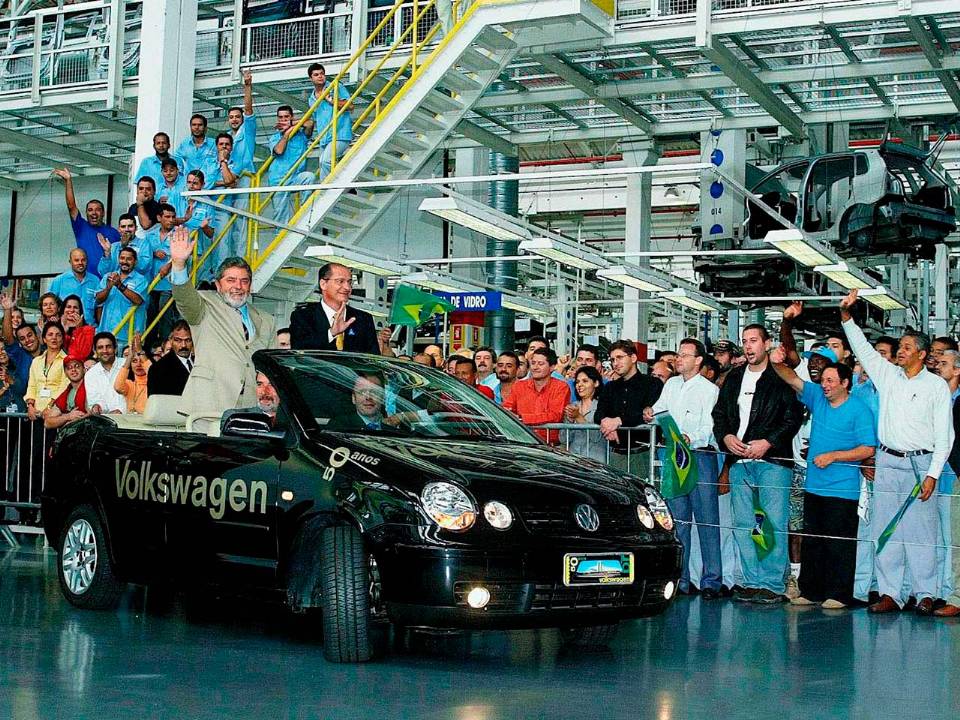 O presidente Lula desfila na fábrica da Volkswagen a bordo de um Polo Sedan conversível em 2005