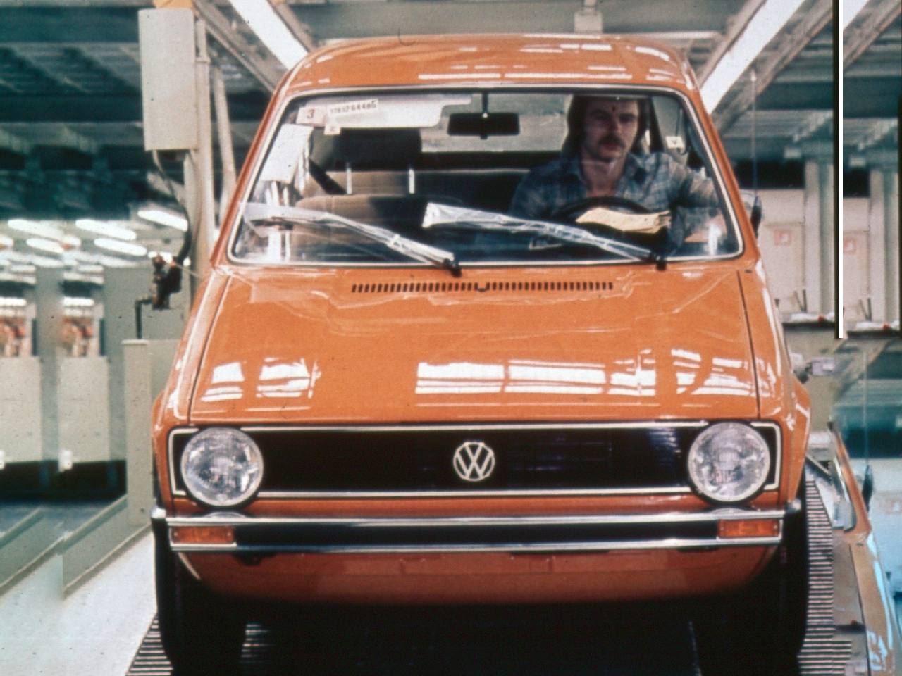 Primeiro VW Golf sai da linha de montagem em 29 de maro de 1974, em Wolfsburg (Alemanha)