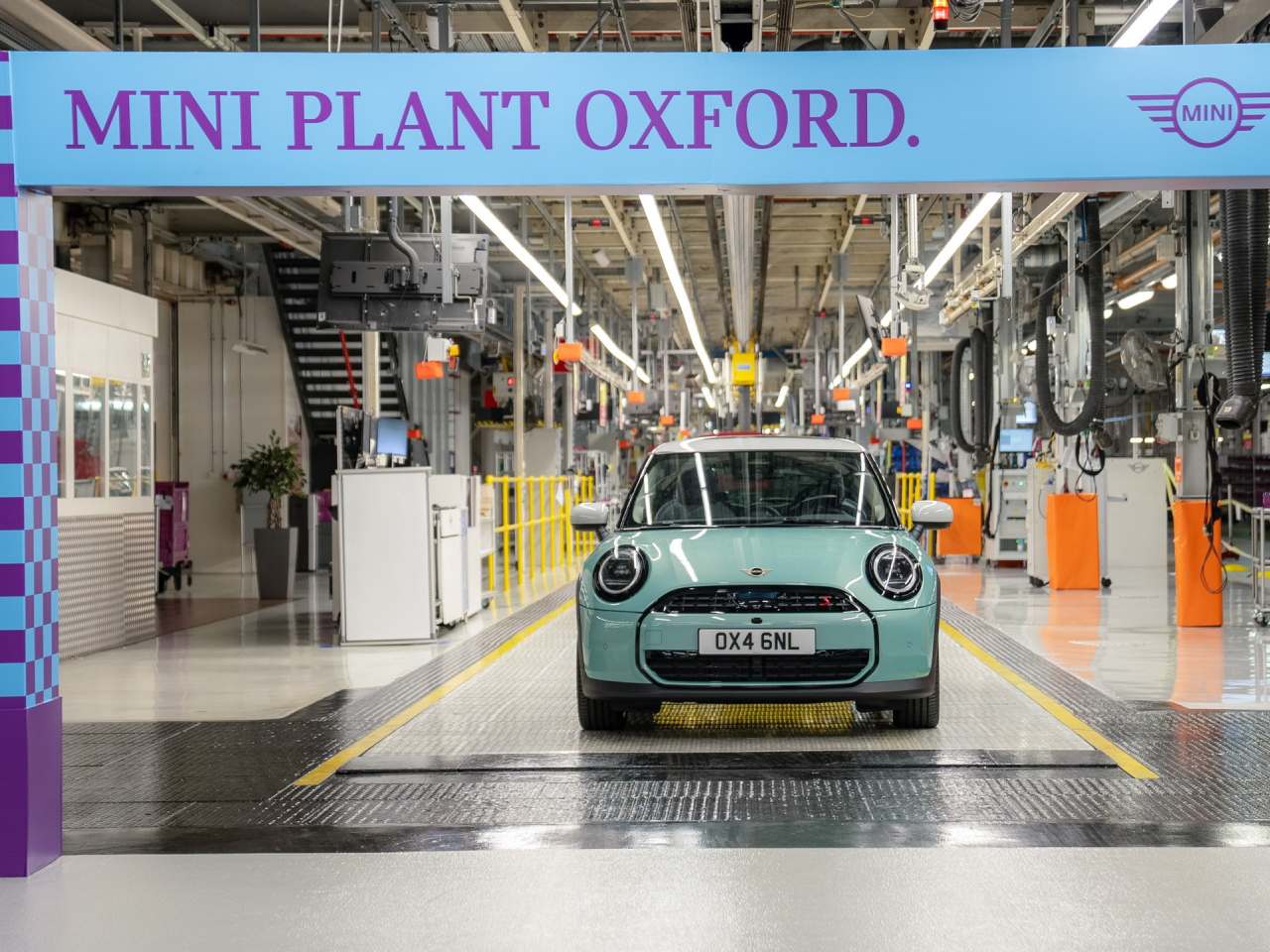 Mini Cooper da linha 2025 sai da linha de montagem em Oxford (Reino Unido), de onde ser importado para o Brasil