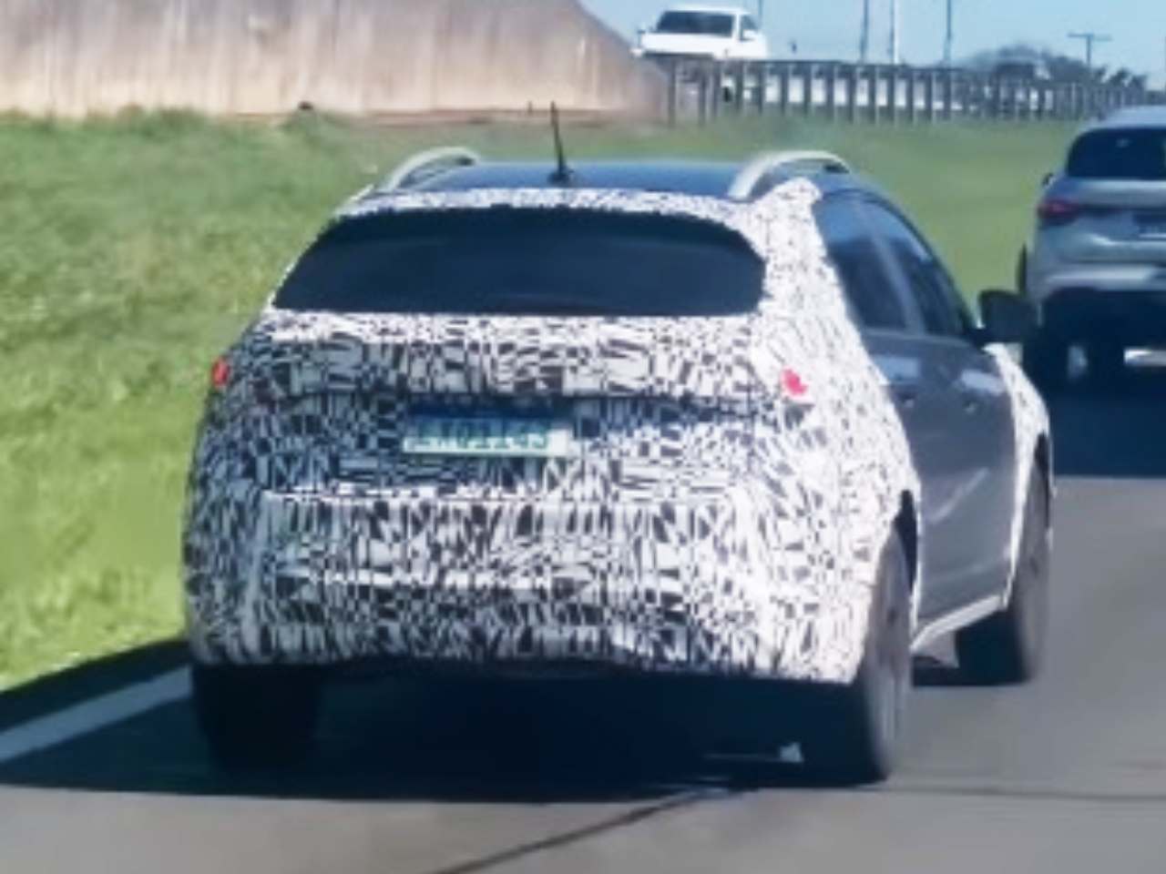 VW Nivus da linha 2025  flagrado com camuflagem que esconde mudanas pontuais no SUV com jeito de cup