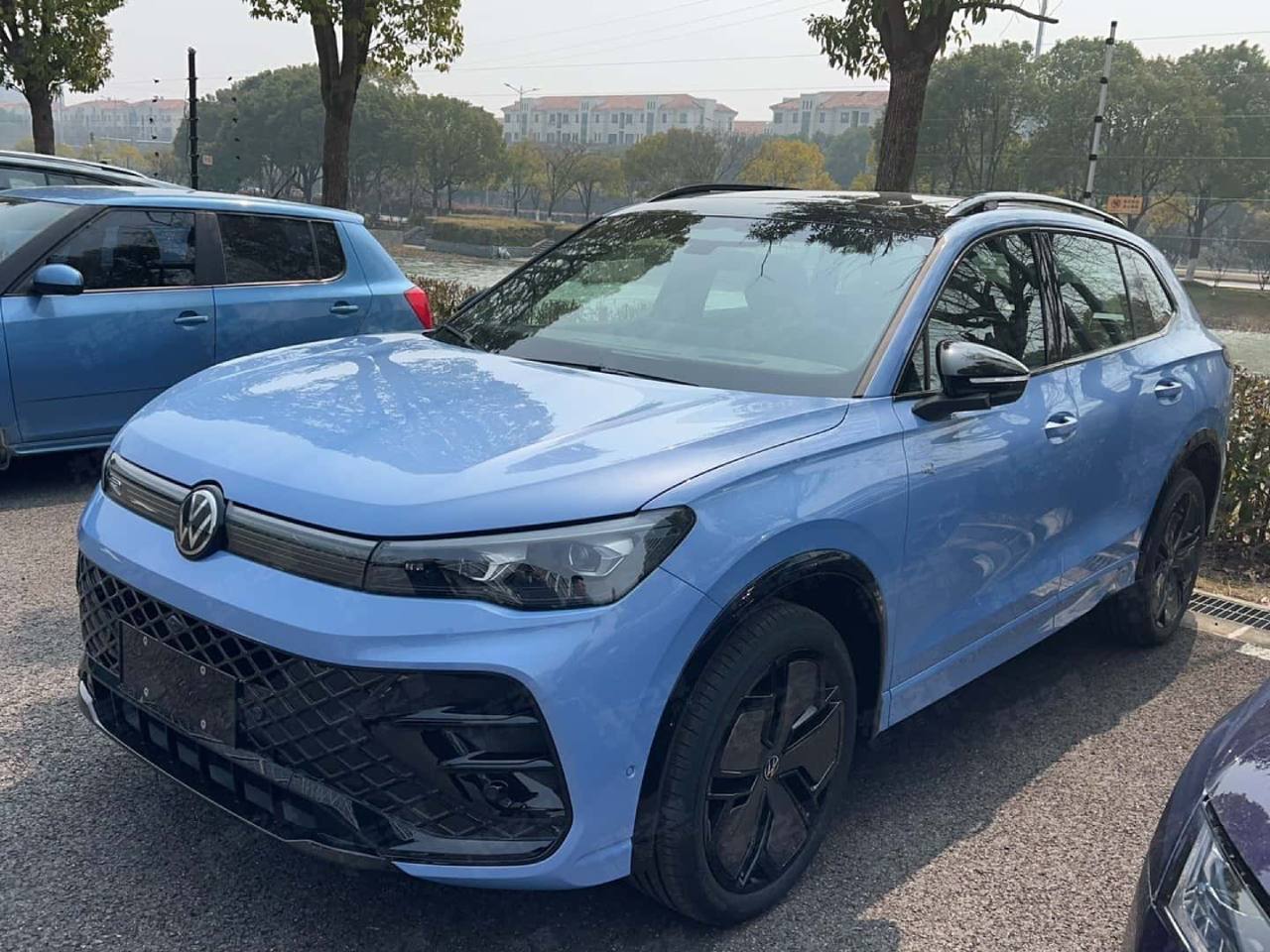 VW Tiguan L  fotografado na China, sem nenhum disfarce, antes de ser apresentado oficialmente