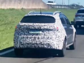 VW Nivus da linha 2025  visto com camuflagem rodando em testes na estrada