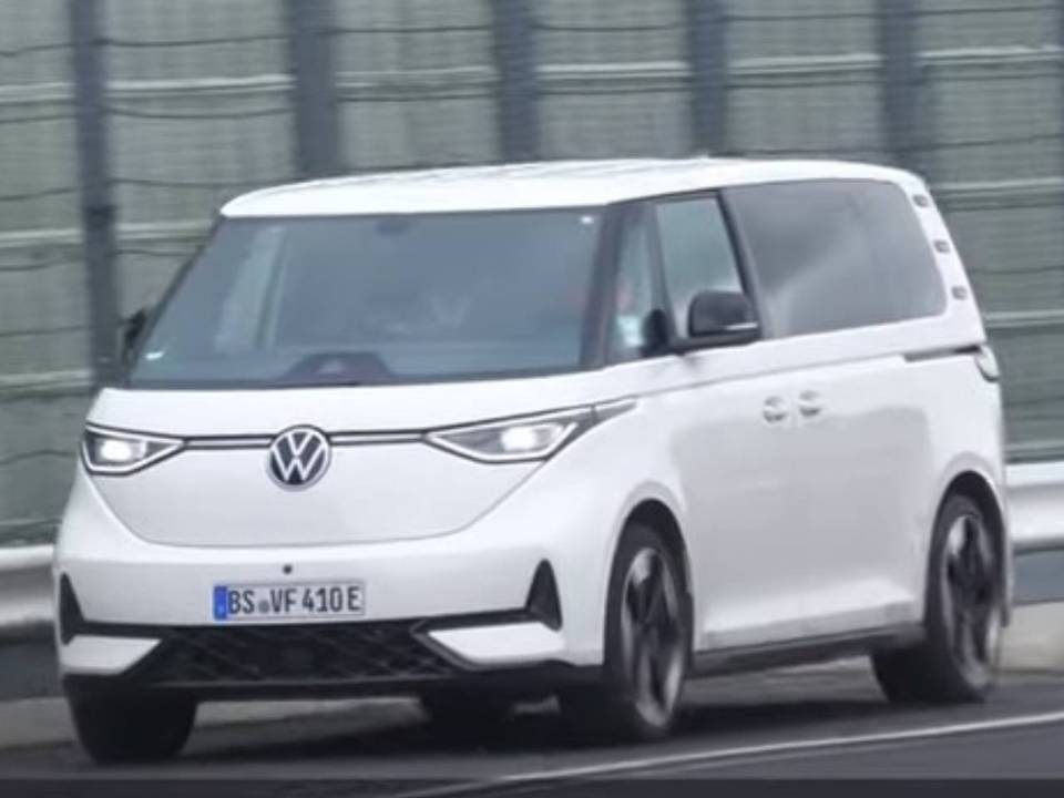 VW ID.Buzz GTX flagrado em testes na Alemanha, antes da apresentação oficial na semana que vem