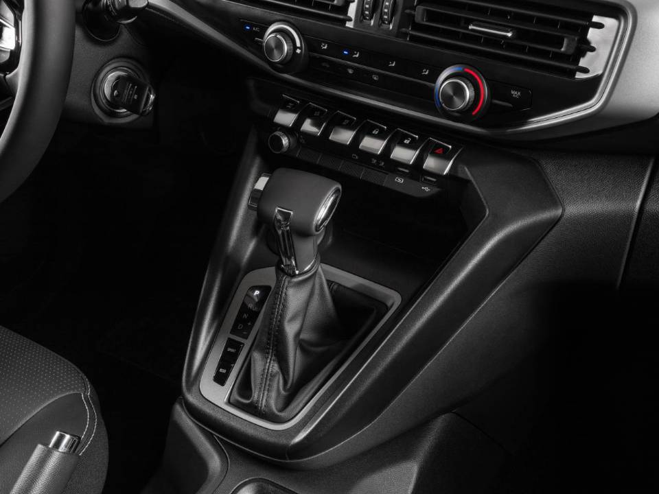Interior da Titano vem com detalhes da Peugeot, como as telas em formato de teclas de piano