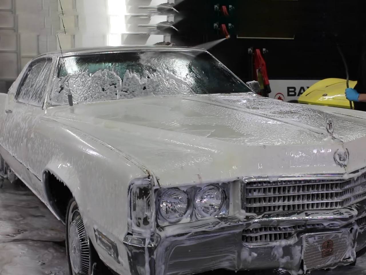 Cadillac Eldorado 1970 ganha uma lavagem detalhada depois de ter ficado 40 anos de um celeiro nos EUA