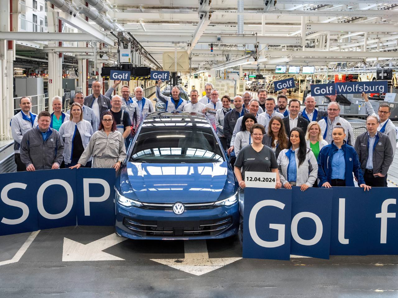 Primeira unidades do VW Golf 2025 sai da linha de montagem em Wolfsburg (Alemanha)